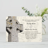 Stone Celtic Cross katholieke bruiloft Uitnodiging (Staand voorkant)