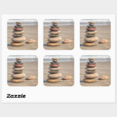 Stone toren op strand vierkante sticker (Vel)