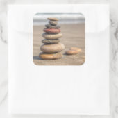 Stone toren op strand vierkante sticker (Tas)