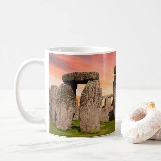Stonehenge bij de zonsondergang Mok (Met donut)