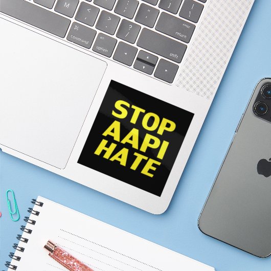 Stop AAPI Hate, Sticker jaune noir (Ordinateur portable avec iPhone)