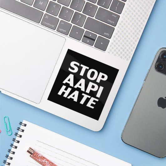 Stop AAPI Hate, Sticker noir blanc (Ordinateur portable avec iPhone)