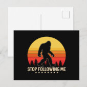 Stop Following Me | Bigfoot Retro Design Briefkaart (Voorkant / Achterkant)