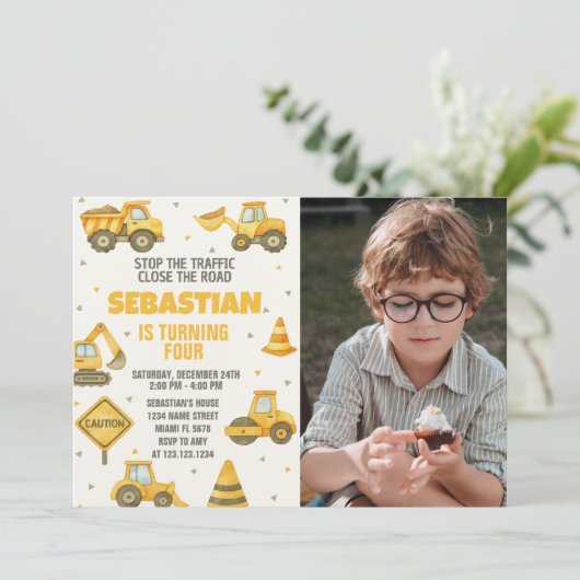 Stop het verkeer! Uitnodiging voor bouwverjaardag (Staand voorkant)
