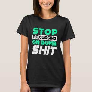 Stop met focussen op domme dingen Motivatie citaat T-shirt