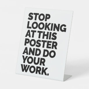 Stop met naar deze poster te kijken en ga aan het reclamebord met voetstuk