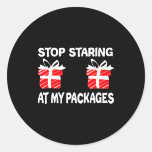 Stop met staren naar mijn pakketten Grappige Kerst Ronde Sticker