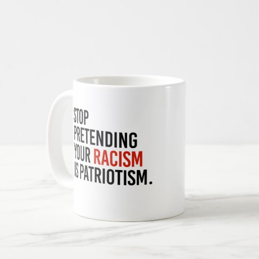Stop met te doen alsof je racisme patriottisme is koffiemok (Voorkant links)