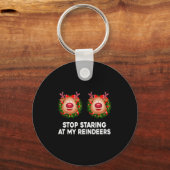 Stop Staring At My Reindeers Ugly Gag Xmas Sweater Sleutelhanger (Voorkant)