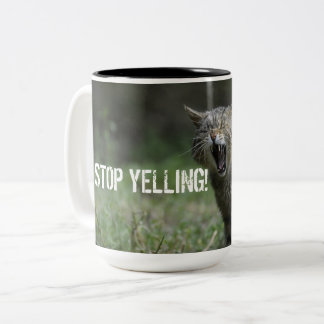 "STOP YELLING" staat in deze mok allemaal.