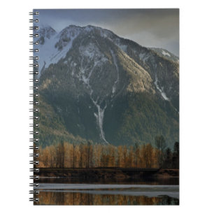 Storm opruimen over bergen bij zonsondergang 2 notitieboek