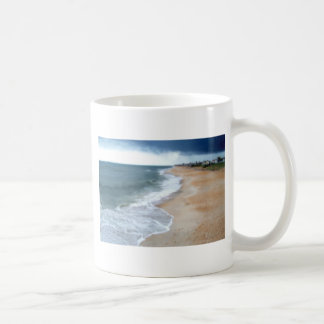 Storm wolken bij de lagerstrand Shoreline Koffiemok