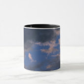 Storm wolken tegen blauwe lucht mok (Midden)