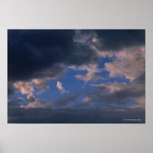 Storm wolken tegen blauwe lucht poster
