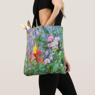 Stormachtig tuinlandschap met hortensia en lelies draagtas