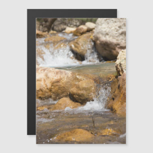 Stormy stream in het voorjaar