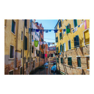 Straat in Venetië met wasgoed in Italië Foto Afdruk
