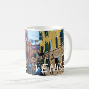 Straat in Venetië met wasgoed in Italië Koffiemok