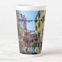 Straat in Venetië met wasgoed in Italië