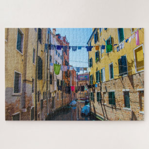 Straat in Venetië met wasgoed in Italië Legpuzzel