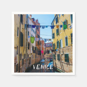 Straat in Venetië met wasgoed in Italië Servet
