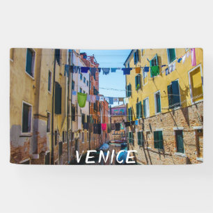 Straat in Venetië met wasgoed in Italië Spandoek