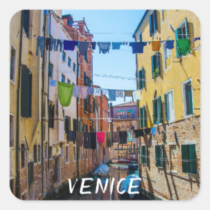 Straat in Venetië met wasgoed in Italië Vierkante Sticker