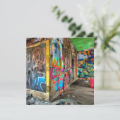 Straatkunst verlaten gebouw (Staand voorkant)