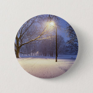 Straatlichten en sneeuwbomen ronde button 5,7 cm