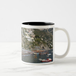 Strand bij Positano, Campania, Italië Tweekleurige Koffiemok