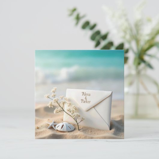 Strand bruiloft envelop in zand save the date (Staand voorkant)