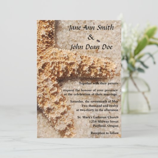 Strand bruiloft uitnodiging: zeester in zand kaart (Staand voorkant)