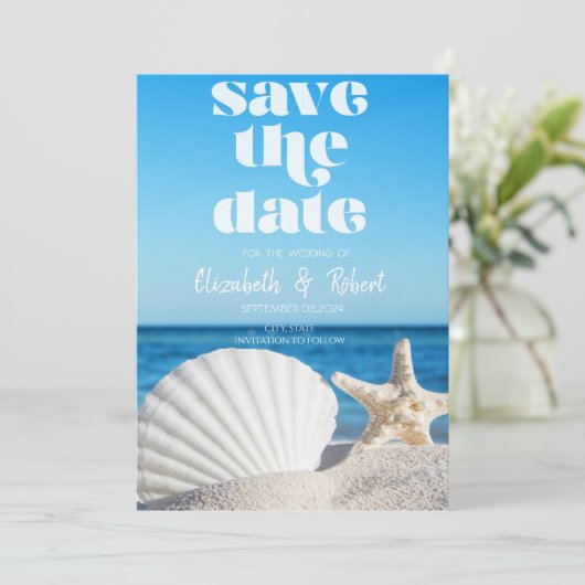 Strand bruiloft, zand, witte zeeschelpen opslaan v save the date (Staand voorkant)