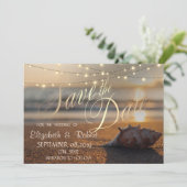 Strand Bruiloft Zonsondergang Schelpen Lichtjes Sa Save The Date (Staand voorkant)