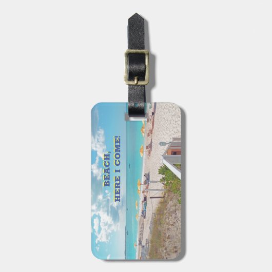 "STRAND, HIER KOM IK!" /Beach Scene Bagagelabel (Voorkant verticaal)