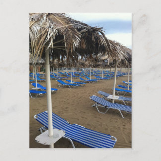 Strand met bedden briefkaart