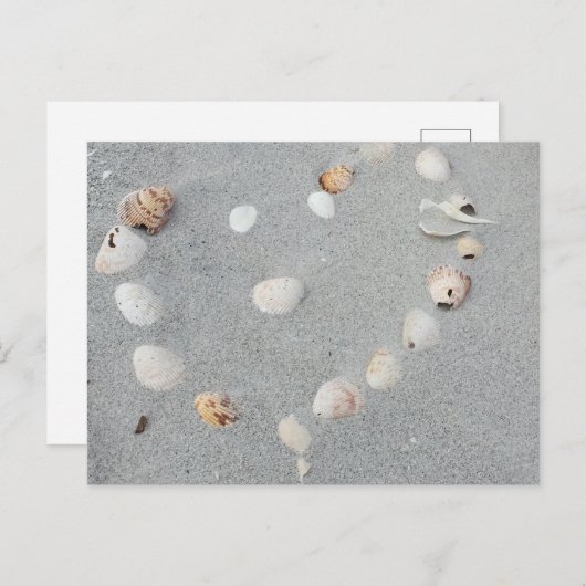 Strand met hart gemaakt van schelpen. briefkaart (Voorkant / Achterkant)