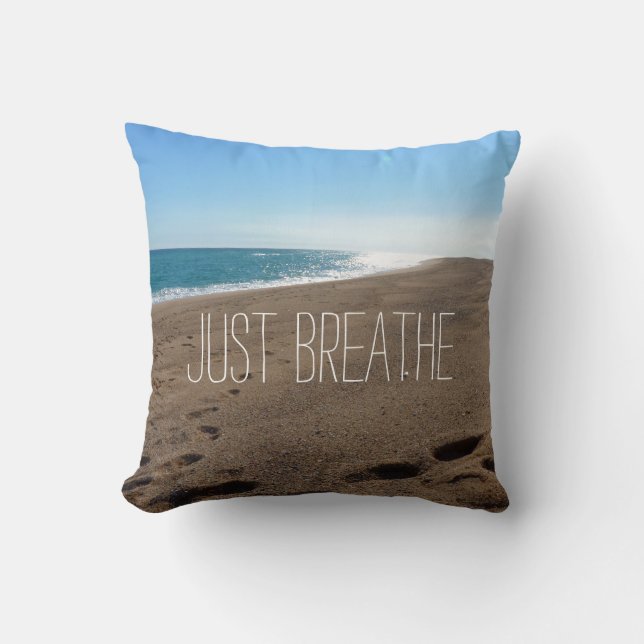 Strand met Just Breathe Quote Kussen (Voorkant)