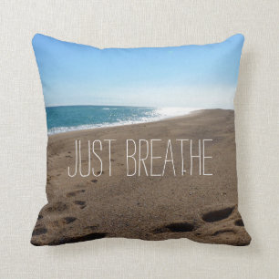 Strand met Just Breathe Quote Kussen
