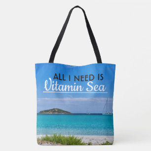 strand met witte zand met turkooiswater en zeilboo draagtas