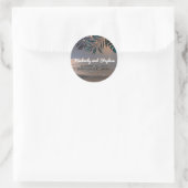 Strand Palmen en String Lights Bestemming Bruiloft Ronde Sticker (Tas)