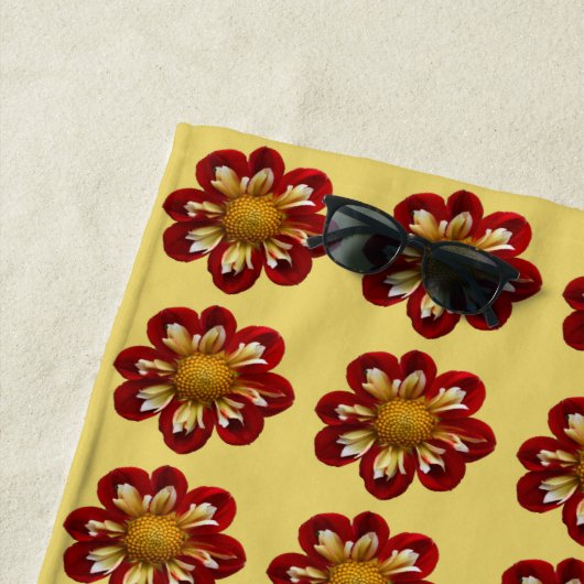 Strand Tijd Rood Dahlia Bloemen Patroon op Geel Strandlaken (In situ)