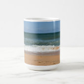 strandgolven storten neer op het kustlandschap koffiemok (Center)