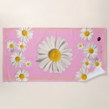 Strandhanddoek met zak vol madeliefjes.