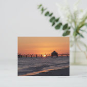 Strandhuwelijk bij zonsondergang op verander de da aankondigingskaart (Staand voorkant)