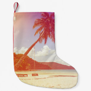 Strandscène, kokosnootboom, houten bed. kleine kerstsok