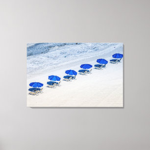 Strandstoelen met blauwe parasols op Madeira Beach Canvas Afdruk