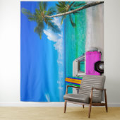 Strandtafereel met fuchsia roze busje en surfplank wandkleed (In situ)