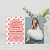Strawberry Berry First Birthday Invitation Kaart (Staand voorkant)