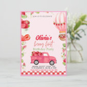 Strawberry Berry First Birthday Invitation Kaart (Staand voorkant)